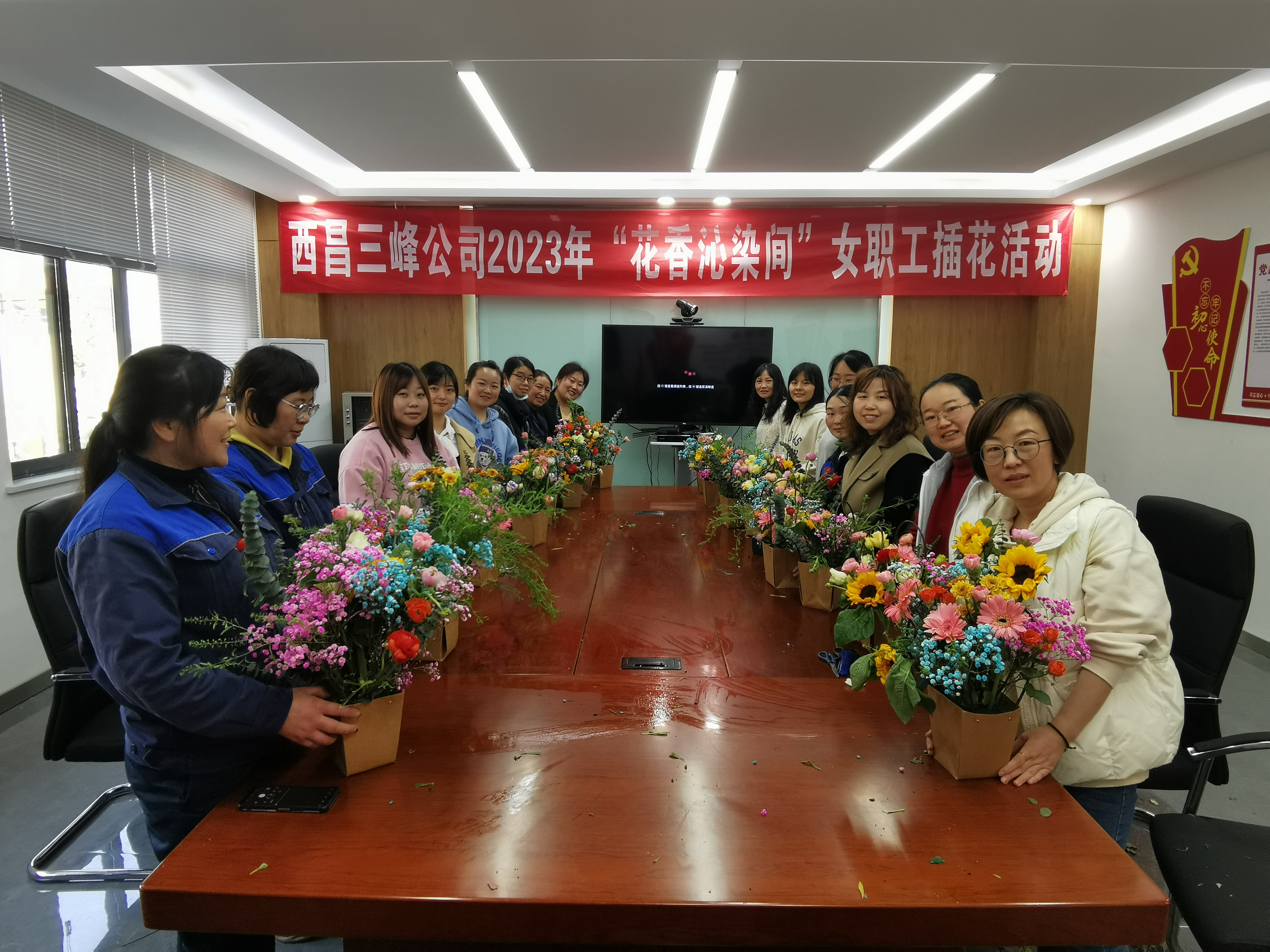 3月7日，四川西昌公司開(kāi)展“花香沁染間”插花活動(dòng)。.jpg