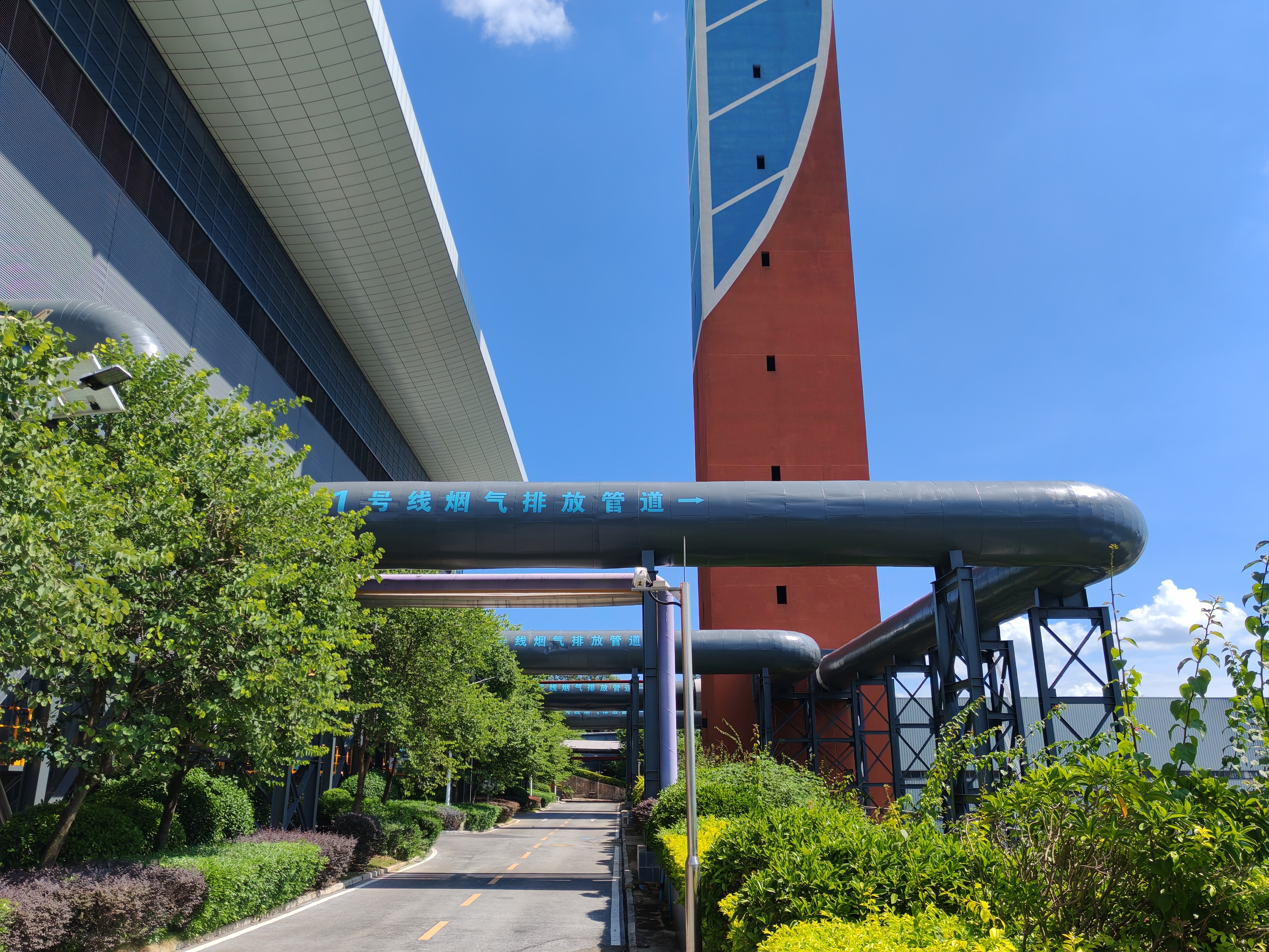 廠房側(cè)面的煙道.jpg 廠房側(cè)面的煙道.jpg